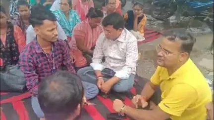 गिरिडीह: सदर अस्पताल में सकारात्मक वार्ता के बाद स्वास्थ्य कर्मियों की हड़ताल हुई समाप्त