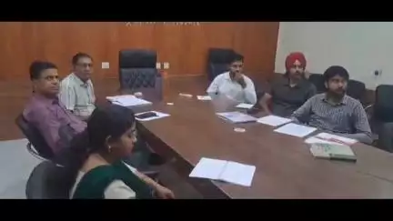 कलेक्ट्रैट सभागार में राजस्व मंडल राजस्थान की ओर से अधिकारियों को VC के जरिए दिए गए आवश्यक दिशा निर्देश