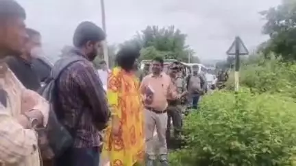 डुमरी: उपायुक्त ने डुमरी प्रखंड का दौरा किया, बन्दुआ गांव में मूलभूत सुविधाओं का जायजा लिया