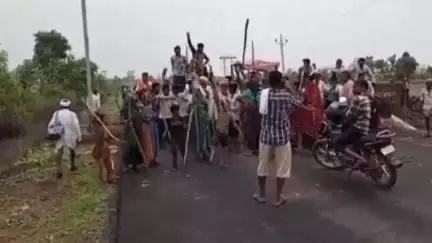 किशनगंज: हरिपुरा के पास बाढ़ पीड़ित ग्रामीणों ने सड़क पर लगाया जाम