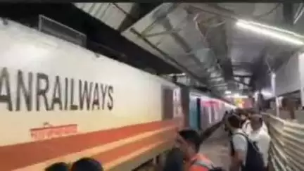 झांसी: करारी रेलवे स्टेशन के पास शताब्दी एक्सप्रेस ट्रेन पर हुआ पथराव, वीडियो हुआ वायरल
