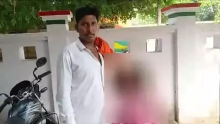 आंवला: आंवला में बच्ची के अपहरण के प्रयास के दौरान, काली धाम मंदिर से अज्ञात व्यक्ति को लोगों ने पकड़कर पुलिस को सौंपा