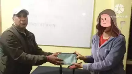 पिथौरागढ़: शिक्षक की ईमानदारी और जाजरदेवल पुलिस की तत्परता से दंपति को मिला नकदी व सोने के जेवर से भरा खोया हुआ पर्स