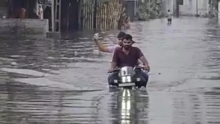 માંડવી: કુડસડ ગામે અંકુર શોપિંગ સેન્ટરમાં પાણી ભરાયા,લોકો હેરાન પરેશાન #janmsamasya