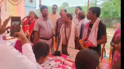 बांसजोर: तरगा पंचायत सचिवालय में धरती आबा जनजाति ग्राम उत्कर्ष कार्यक्रम का आयोजन, विभिन्न विभागों ने लगाए स्टॉल