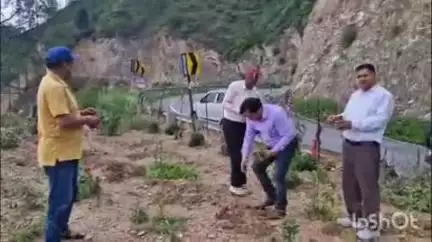 नैनीताल: संयुक्त कर्मचारी महासंघ कुमाऊं गढ़वाल मंडल विकास निगम के कर्मियों का नियमितीकरण की मांग को लेकर प्रदर्शन 356वें दिन जारी