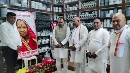 खातेगांव: विधायक आशीष शर्मा ने श्रीमती सीता देवी अग्रवाल को श्रद्धांजलि अर्पित की