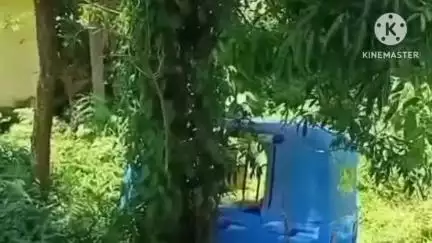 নগাঁও: কলিয়াবৰৰ হাটবৰত ভয়ংকৰ পথ দুৰ্ঘটনা, নিয়ন্ত্ৰণ হেৰুৱাই খাৱৈত সোমাল টেম্পো, আহত দুজন যাত্ৰীক চিকিৎসালয়ত ভর্তি