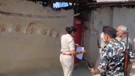 सोनबरसा: कचहरीपुर: बलात्कार के फरार आरोपी के घर पुलिस ने चिपकाया इश्तेहार, सरेंडर न करने पर होगी कुर्की