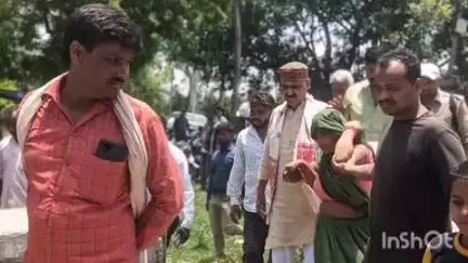 तुलसीपुर: परसपुर में पुलिस के वाहन से कुचलकर हुई मौत के युवक के परिजनों से मिले तुलसीपुर विधायक, कार्रवाई का दिया आश्वासन