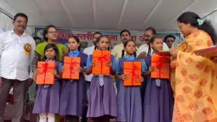 कोंडागांव: शासकीय कन्या उच्चतर माध्यम विद्यालय में जिला स्तरीय शाला प्रवेश उत्सव कार्यक्रम का आयोजन, विधायक लता उसेण्डी रहीं शामिल
