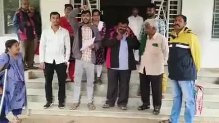 ಹಾವೇರಿ: ಹಾವೇರಿ ತಹಶಿಲ್ದಾರ ಕಚೇರಿ ರೈತರ ಬಿಡುಗಡೆಗೆ ಡಿವೈಎಸ್ಎಫ್ ಆಗ್ರಹ