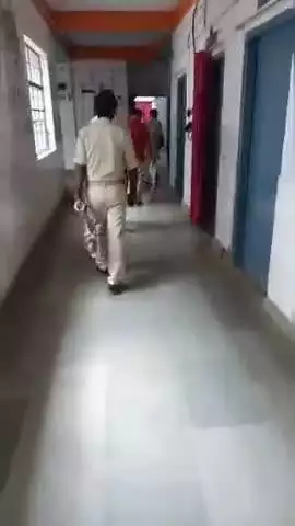 जोगापट्टी: योगापट्टी पीएचसी में बिना हथकड़ी मेडिकल कराने आए हत्या के आरोपी का वीडियो वायरल