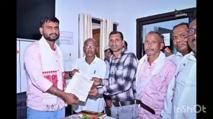 सीतापुर: सीतापुर विधायक रामकुमार टोप्पो ने सुनी ग्रामीणों की समस्या, जल्द निराकरण करने का दिलाया भरोसा
