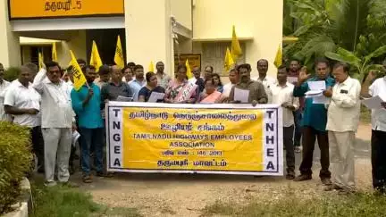 தருமபுரி: நெடுஞ்சலைத்துறை ஊழியர் சங்கம் சார்பில் நிலுவை கோரிக்கைகளை வலியுறுத்தி கோட்ட அலுவலகம் முன்பு ஆர்ப்பாட்டம்