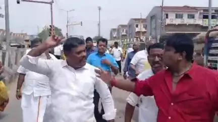 அமைந்தகரை: பொய் வழக்கு போடுவதாக கூறி 100 அடி சாலையில் வியாபாரிகள் சாலையில் படுத்து போராட்டம்