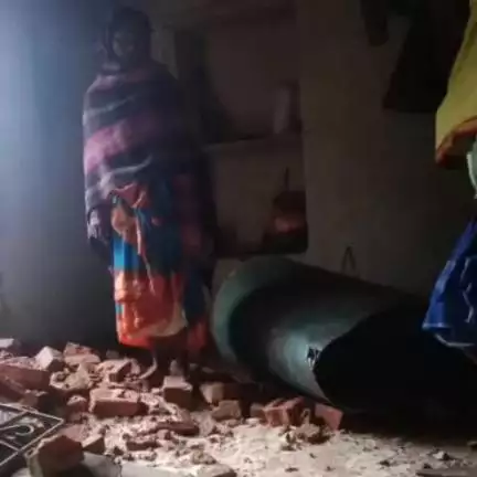 बरकागाँव: बड़कागांव गोंदलपुरा के जोराकाठ में हाथियों के झुंड ने 12 घर तोड़े, लाखों का अनाज खाया