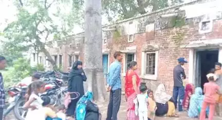 अमरिया: अमरिया ब्लॉक परिसर में आधार कार्ड बनवाने के लिए घंटों इंतजार कर रहे हैं, बच्चे और महिलाएं बेहाल