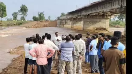 कुरखेडा: सती नदीवरील रपट्टा वाहून गेला; आमदार रामदास मसराम यांनी केली पाहणी, तात्काळ दुरुस्तीचे आदेश