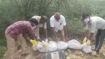 గిద్దలూరు: గిద్దలూరులో అనాధ శవానికి అంత్యక్రియలు పూర్తి చేసిన సంఘ సేవకులు, పోలీసులు