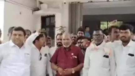 शक्तिपीठ महामार्ग रद्द व्हावा यासाठी राजू शेट्टी यांच्यासह कार्यकर्त्यांनी दिले जिल्हाधिकाऱ्यांना निवेदन