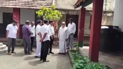ಚಾಮರಾಜನಗರ: ಹೊಮ್ಮ ಶಾಲೆಗೆ ಮಾಜಿ ಸಚಿವ ಎನ್.ಮಹೇಶ್ ಭೇಟಿ: ಗ್ರಾಮದ ಸಾಮರಸ್ಯ ಹಾಳು ಮಾಡಬೇಡಿ, ಮಕ್ಕಳು ಶಾಲೆ ಬಿಡುವುದಕ್ಕೆ ಶಿಕ್ಷಣ ಇಲಾಖೆ ಅಧಿಕಾರಿಗಳೇ ಹೊಣೆ