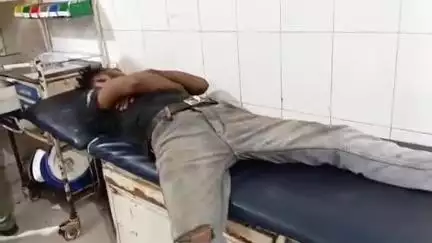 सीतापुर: नेपलापुर के ओवर ब्रिज के पास तेज रफ्तार मैजिक गाड़ी ने मोटरसाइकिल को मारी जोरदार टक्कर, मोटरसाइकिल सवार व्यक्ति घायल हुआ