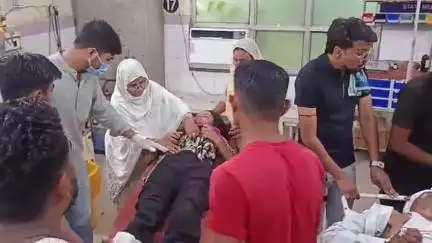 एटा: कस्बा सकीट में छत पर कपड़े लेने गई किशोरी ने बंदरों के डर से दूसरी मंजिल से लगाई छलांग, हालत गंभीर, मेडिकल में भर्ती