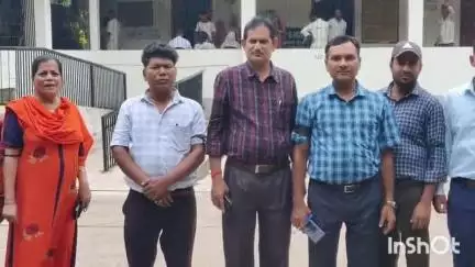 तारापुर: बिहार अनुसचिवीय कर्मचारी संघ ने 10 सूत्री मांगों के समर्थन में काला बिल्ला लगाकर कार्यालय में सांकेतिक विरोध जताया
