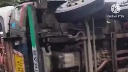 छिंदवाड़ा: भूमका घाटी छिंदवाड़ा रोड पर अनियंत्रित होकर पलटा ट्रक, नरसिंहपुर से छिंदवाड़ा जा रहा था