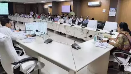 खरगौन: खरगोन कलेक्टर कार्यालय में जिले के स्वास्थ्य विभाग की समीक्षा बैठक कलेक्टर ने दिए निर्देश