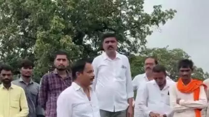 खातेगांव: खिबनी खुर्द पहुंचे कांग्रेस नेता, आदिवासियों को दिलाया भरोसा, कहा- हर लड़ाई में साथ हैं