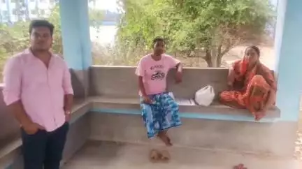 বহরমপুর: লালগোলায় সিঁড়ির ওপর থেকে পড়ে মৃত্যু এক মহিলার বহরমপুর মর্গে ময়নাতদন্ত সম্পূর্ণর পর তুলে দেয়া হয় পরিবারের হাতে