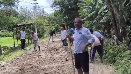 নাৰায়ণপুৰ: ধলপুৰত সমস্যাত পৰি ৰাইজে মেৰামতি কৰিলে দীৰ্ঘদিনে বিধ্বস্ত হৈ পৰা ১৫ নং ৰাষ্ট্ৰীয় ঘাইপথ সংযোগী পথ #jansamasya