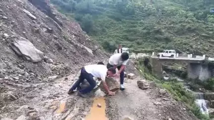 चमोली: लासी सरतोली मोटरमार्ग पर ग्रामीणों ने पेश की मिसाल, बारिश से आए मलबा और पत्थर हटाकर यातायात किया सुचारू