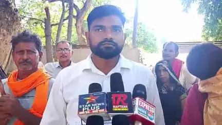 रायबरेली एसपी कार्यालय में बछरावां थाने के उप निरीक्षक नियाजी हुसैन पर घूस मांगने के आरोप लगाए गए, किया गया प्रदर्शन