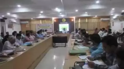 हमीरपुर: संचारी रोग पर काबू पाने के लिए जिलाधिकारी ने स्वास्थ्य समिति और समन्वय समिति की ली बैठक