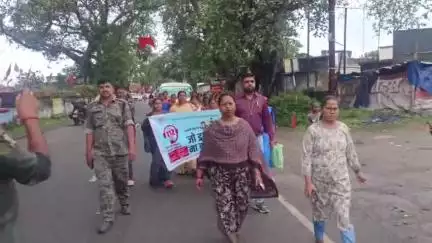 टाटीझरिया: NH-522 टाटीझरिया चौक पर प्रखंड प्रशासन ने चलाया नशा मुक्ति अभियान, सीओ और बीडीओ ने लोगों को किया जागरूक