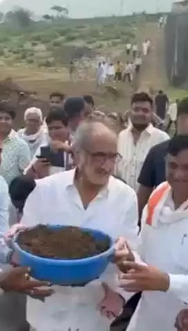 जयपुर ग्रामीण सांसद ने जमवारामगढ़ बांध में मिट्टी की भारी तगारी उठाई, मौके पर लोग रहे मौजूद