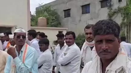 परांडा: पाचपिंपळा विद्युत उपकेंद्रावरून राजुरी गावासाठी वीज देऊ नये, महावितरणच्या कार्यालयासमोर शेतकरी आक्रमक