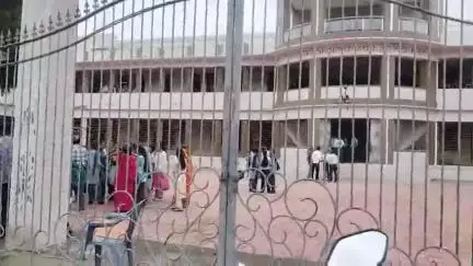 रतलाम नगर: जैन स्कूल का बच्चों के साथ खिलवाड़, हिन्दी मान्यता नहीं होने पर पालकों का हंगामा