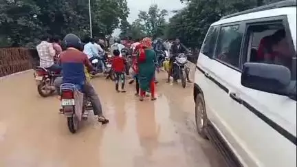 एटापल्ली: कंत्राटदार आणि अधिकार्‍याचा हलगर्जीपणाचा फटका : पावसामुळे एटापल्ली-आलापल्ली मुख्य मार्ग बंद