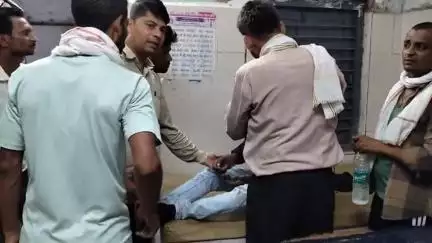 पोरसा: सुमेर सागर के पास चलती बाइक को फोर व्हीलर ने मारी टक्कर, दो युवक घायल, एक गंभीर