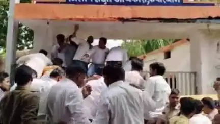 कवर्धा: युक्तियुक्तकरण नीति के खिलाफ कांग्रेस कार्यकर्ताओं ने DEO कार्यालय का किया घेराव, आपस में भिड़े कांग्रेसी कार्यकर्ता