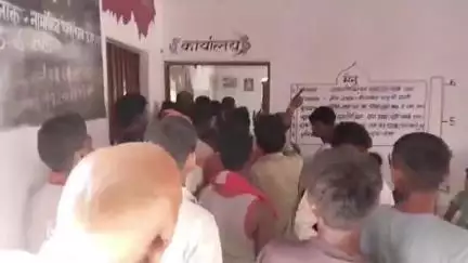 सिवान: सिसवन में जामुन के पेड़ से गिरकर छात्र की मौत, ग्रामीणों ने स्कूल का घेराव किया