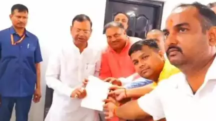 निचलौल: सिसवा स्टेशन पर वंदे भारत और कामख्या कटरा के ठहराव को लेकर केंद्रीय राज्य मंत्री से व्यापारियों ने की मांग