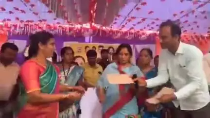 చెన్నైకొత్తపల్లిలో శ్రీ నిధి రుణాల పంపిణీ కార్యక్రమంలో పాల్గొని చెక్కులను పంపిణీ చేసిన రాప్తాడు ఎమ్మెల్యే పరిటాల సునీత