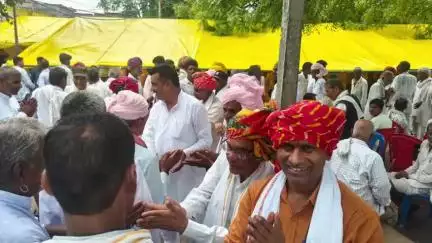 जीरापुर: ब्यावरा के पूर्व विधायक पुरुषोत्तम दांगी ग्राम भानपुरा में एक सामाजिक कार्यक्रम में शामिल हुए