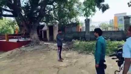 पीलीभीत: साड़िया गांव में गोस्वामी मॉम्स प्राइड स्कूल के संचालकों ने पड़ोसी की जमीन पर किया कब्जा, प्रशासन की टीम ने हटवाया