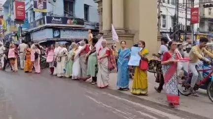 বর্ধমান ১: কালীগঞ্জ ঘটনায় দোষীদের গ্রেফতারের দাবিতে পথ অবরোধ করল SFI, DYFI ও মহিলা সমিতি